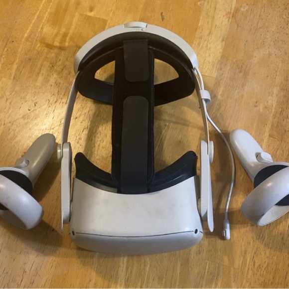 VR Headset with Controllers - White